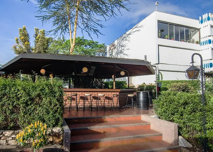 Hotels with tennis Sentrim Boulevard
